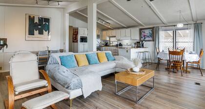 3 Mi to Lake Powell! Desert Escape w/ Valley Views