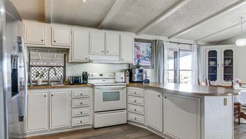 Réfrigérateur, micro-ondes, plaque de cuisson, lave-vaisselle