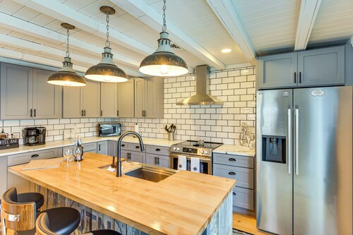 1 Mi to Head's Beach! Nautical Family Retreat