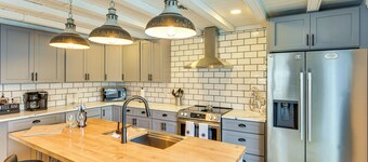 1 Mi to Head's Beach! Nautical Family Retreat