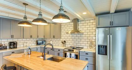 1 Mi to Head's Beach! Nautical Family Retreat