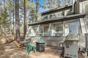 Outdoor dining - Forest-View Group Getaway, 4 Mi to Dtwn Flagstaff (Flagstaff)