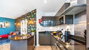 Una cocina moderna con una isla central, microondas y cafetera.