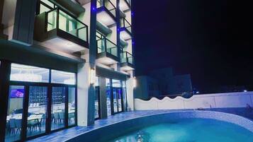 시즌별로 운영되는 야외 수영장