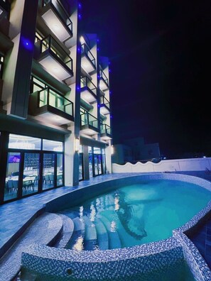 Seasonal outdoor pool - L.L Hotel (Liuqiu Township)
