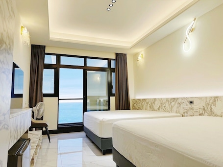 Blackout drapes, soundproofing, free WiFi. L.L Hotel