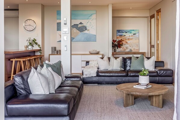 TV, fireplace, ping pong, books