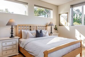 6 bedrooms, iron/ironing board, free WiFi, bed sheets