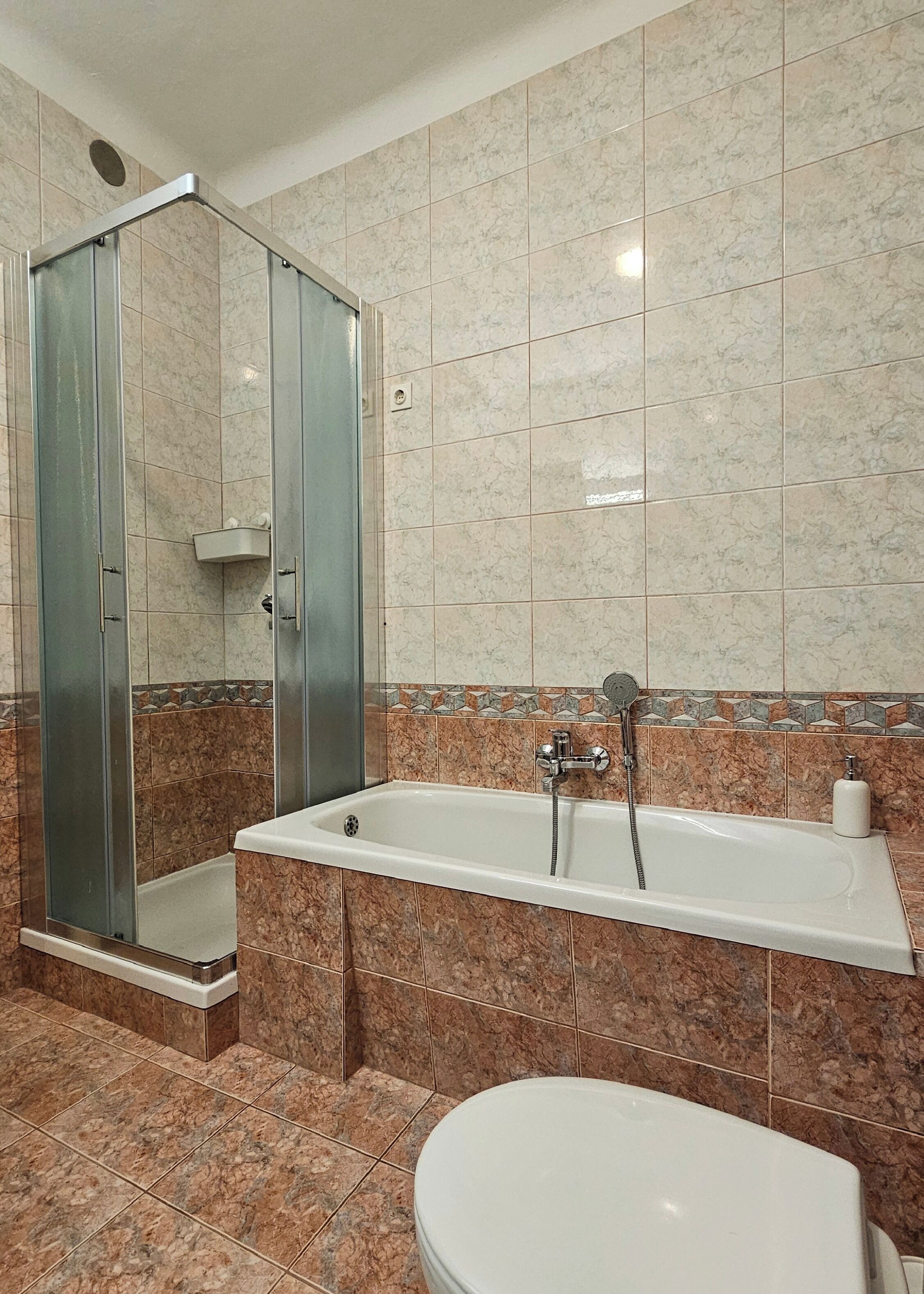 Haartrockner, Bidet, Handtücher, Seife