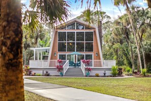 Exterior - Cedar Cabin on over an acre of tropical paradise (Cocoa)