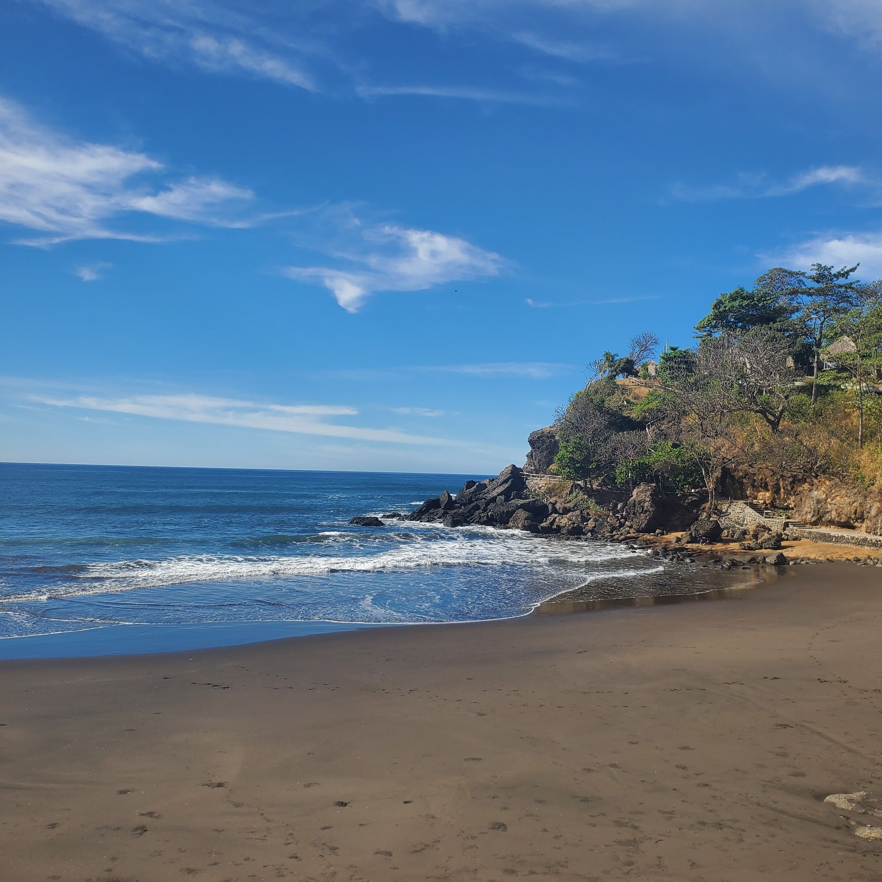 Playa privada en los alrededores, arena negra