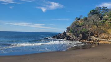 Playa privada en los alrededores, arena negra