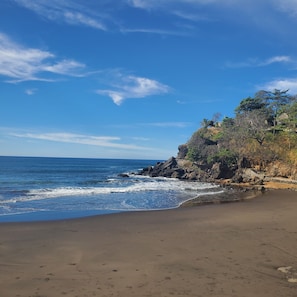 Privatstrand in der NĂ€he, schwarzer Sandstrand