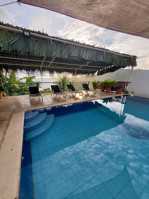 2 outdoor pools, sun loungers - Bed & Breakfast by the sea (Tamanique)