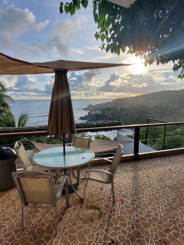 Habitación doble Deluxe, vista al océano | Terraza o patio