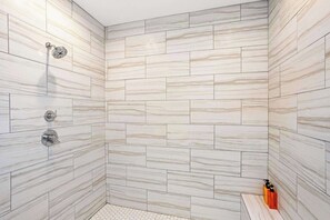 Dusche, Haartrockner, Handtücher, Shampoo