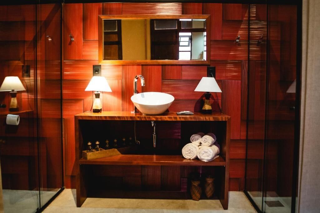 Luxe tweepersoonskamer | Badkamer | Een douche, gratis toiletartikelen, een haardroger, handdoeken