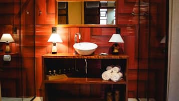 Luxe tweepersoonskamer | Badkamer | Een douche, gratis toiletartikelen, een haardroger, handdoeken