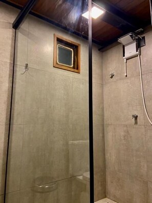 Shower, free toiletries, hair dryer, towels - Cas'Amazonia Brasil (Belém)