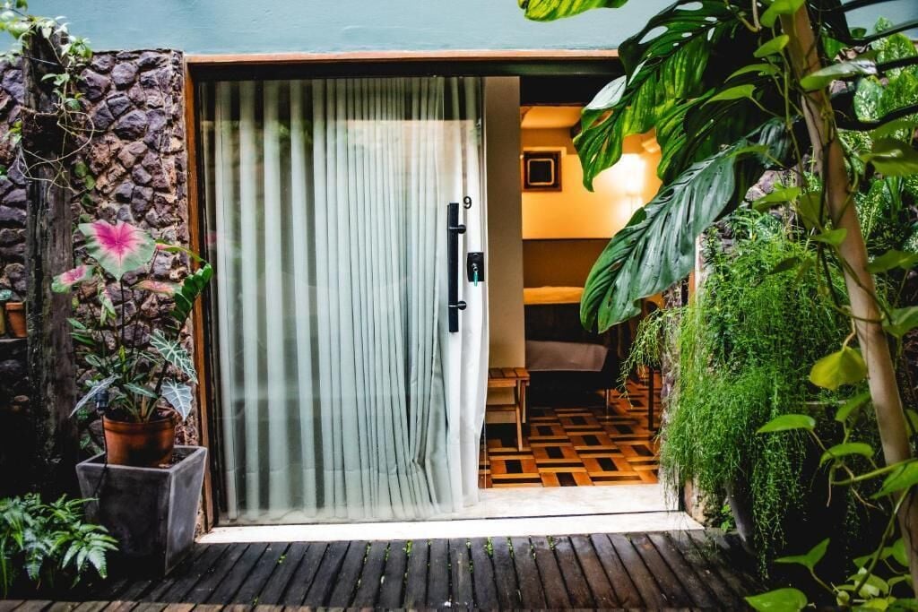 Quarto casal ou duplo standard, vista para o jardim | Detalhe da fachada