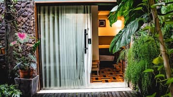 Quarto casal ou duplo standard, vista para o jardim | Detalhe da fachada