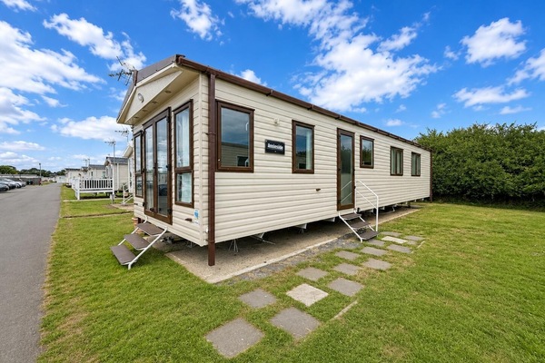 Book a last minute break and enjoy the comfort of a double bed. Spend your weekend getaway in a static caravan at Dovercourt Holiday Park, just steps from the beach.