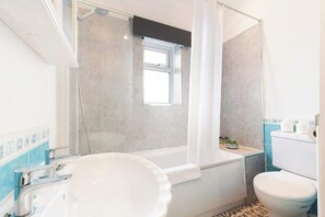 Shower - 4BR in Mitchell Street Sleeps 6 with Free Parking (South Moor)