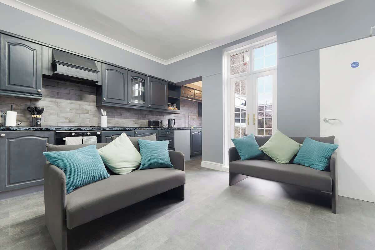 An open-plan living room equipped with a SMART TV with Netflix and a comfortable sofa to sit down and relax. 