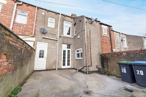 Exterior - New! 4BR in Mitchell Street (South Moor)