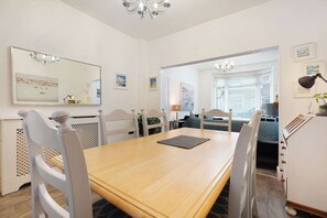 Dining - Coastal 3-Bed Home for Families & Contractors (Redcar and Cleveland)