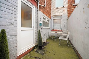 Outdoor dining - Coastal 3-Bed Home for Families & Contractors (Redcar and Cleveland)