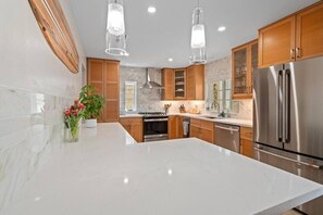 Coffee/tea maker, fridge, microwave, oven - Coastal Zen Steps from the Sand (Solana Beach)