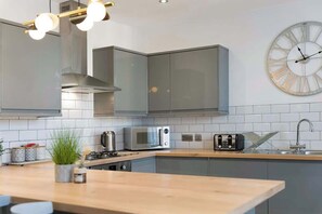 Enjoy the convenience of a well-appointed kitchen equipped with an oven, stovetop, fridge, freezer, microwave, kettle, and toaster. A practical and welcoming space for preparing meals at your own pace. - Norton 2BR Apartment | Sleeps 4 by Stay With Us (Norton)
