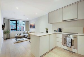 Fridge, microwave, oven, stovetop - Modern 1-Bed Manchester City Centre Apartment (Greater Manchester)