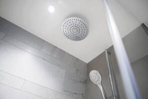 Shower, hair dryer - Modern 2-Bed Apartment | Spa & Gym | Central (Greater Manchester)