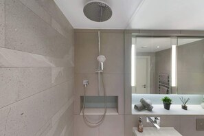 Shower, hair dryer - Amazing Location for Couples with Gym and Pool (Greater Manchester)
