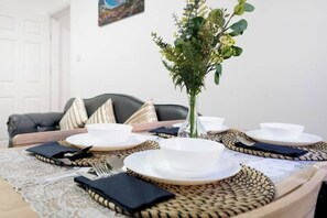 Dining - Stunning 2 Bed Apartment in Newcastle, free WiFi (Tyne and Wear)