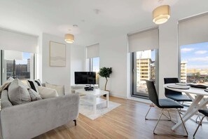 TV - Manchester 2BR Apartment w/Super Fast WI-FI ! (Greater Manchester)