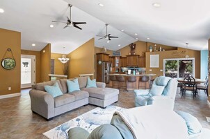 Casa, varias camas, bañera de hidromasaje (Eagle Ridge Retreat) | Zona de estar