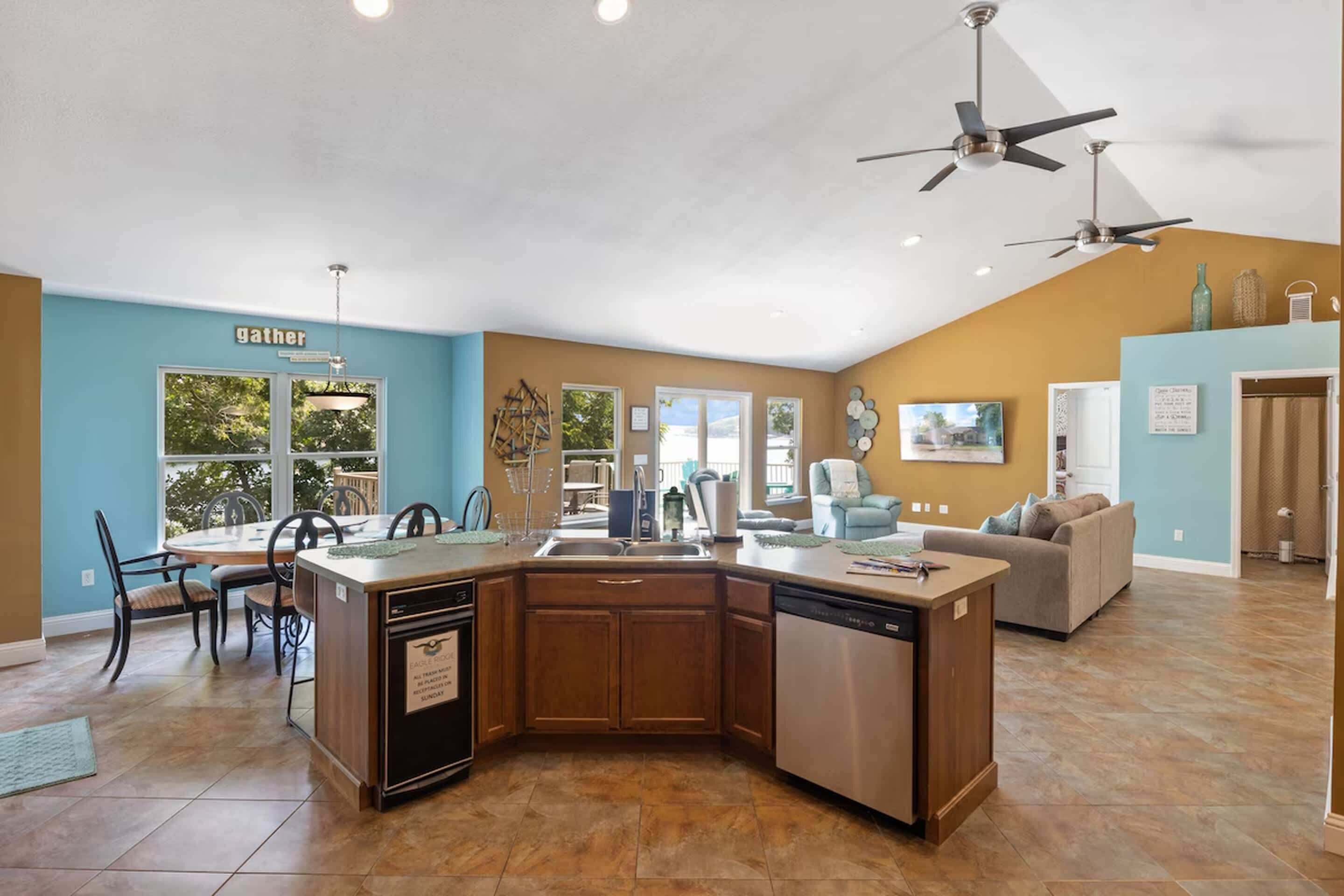 House, Multiple Beds, Hot Tub (Eagle Ridge Retreat) | Living area