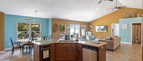 House, Multiple Beds, Hot Tub (Eagle Ridge Retreat) | Living area