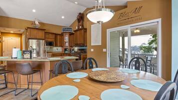 House, Multiple Beds, Hot Tub (Eagle Ridge Retreat) | Living area