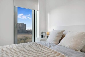 Tabla de planchar con plancha, wifi y ropa de cama 