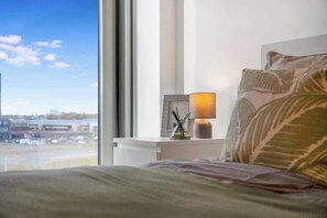 Tabla de planchar con plancha, wifi y ropa de cama 