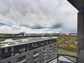 Property grounds - 2 Bed Flat Near City Centre with Free Parking (Stretford)