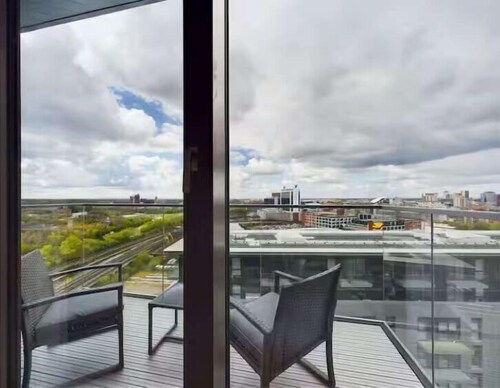 2 Bed Flat Near City Centre with Free Parking