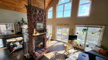 Televisión y chimenea