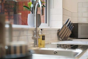 雪櫃、微波爐、焗爐、爐具