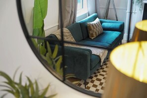 TV - Relax and Unwind in a Charming 4 Bed Village Home (Kingston upon Hull)