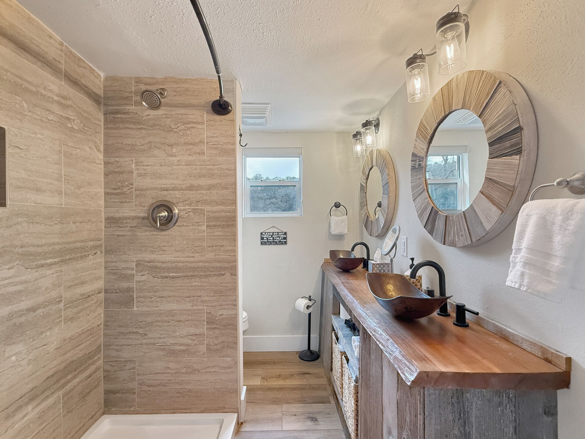 Dusche, Handtücher, Seife, Toilettenpapier